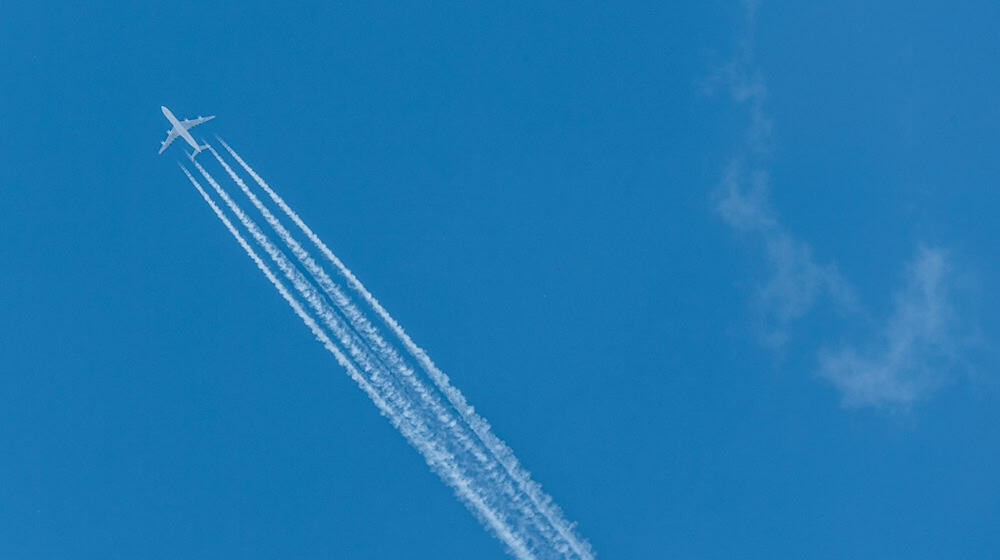 Flieger vom Flughafen Erfurt-Weimar bringen Passagiere im Winter in warme Gefilde - und in den hohen Norden. / Foto: Robert Michael/dpa-Zentralbild/dpa