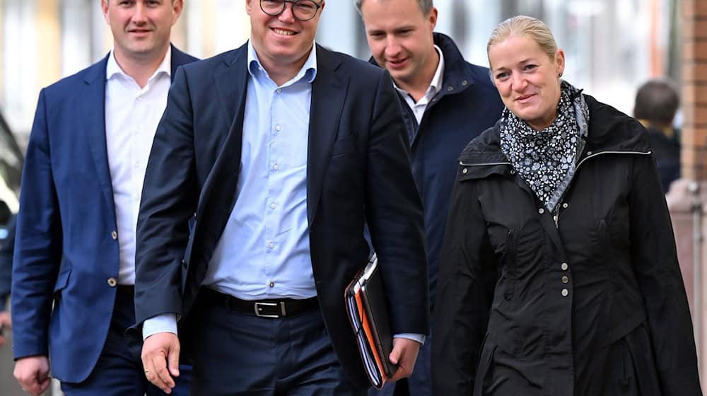 Thüringens CDU-Spitze um Christian Herrgott (l-r), Mario Voigt, Andreas Bühl und Beate Meißner auf dem Weg zu Sondierungsgesprächen mit dem BSW und der SPD. / Foto: Martin Schutt/dpa