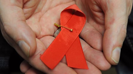 Am 1. Dezember ist Welt-Aids-Tag. Auch in Thüringen gibt es Betroffene (Symbolfoto). / Foto: Arne Dedert/dpa