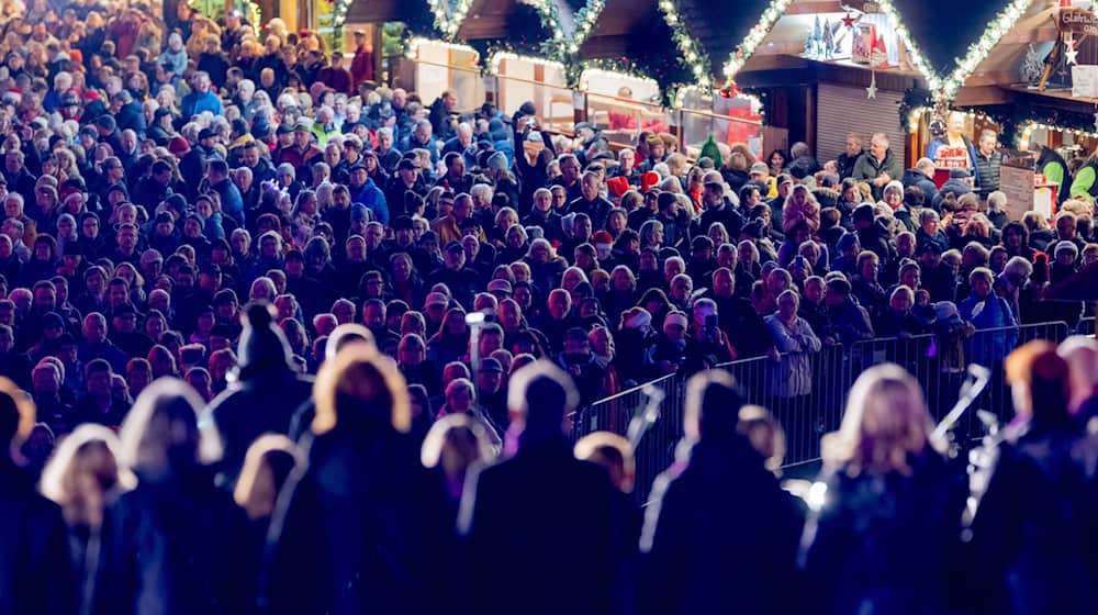 Mit dem Auftritt eines Gospelchors ist der Weihnachtsmarkt in Erfurt eröffnet worden.  / Foto: Jacob Schröter/dpa