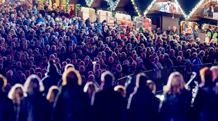 Mit dem Auftritt eines Gospelchors ist der Weihnachtsmarkt in Erfurt eröffnet worden.  / Foto: Jacob Schröter/dpa