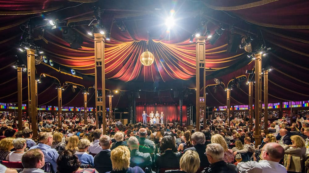 Schluss nach 20 Saisons: Für viele Menschen waren die Konzerte und Kabarett- und Kleinkunstauftritte beim Köstritzer Spiegelzelt Festival feste Termine in der Kulturjahrplanung. (Archivbild) / Foto: Candy Welz/dpa-Zentralbild/dpa