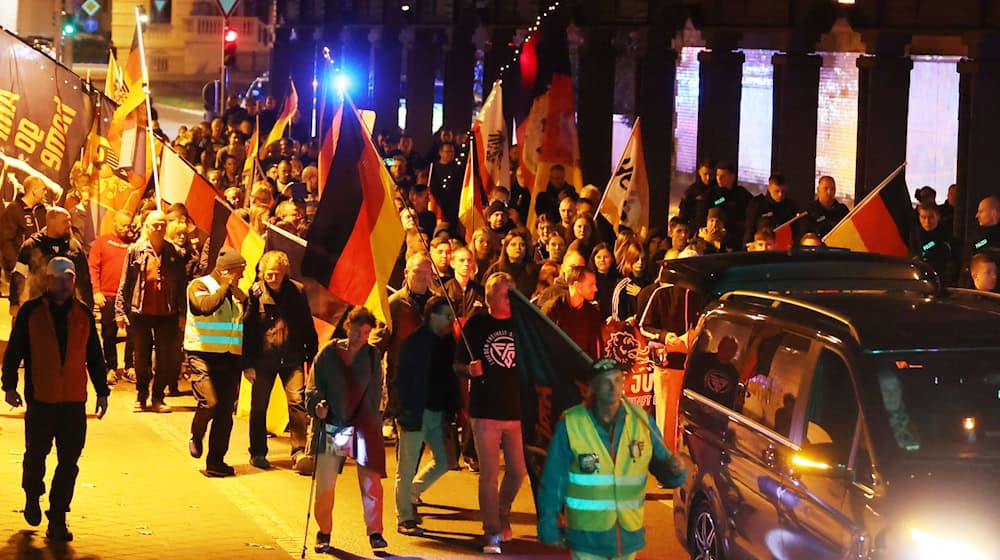 Jeden Montag gehen in Gera Menschen auf die Straße. (Archivbild) / Foto: Bodo Schackow/dpa