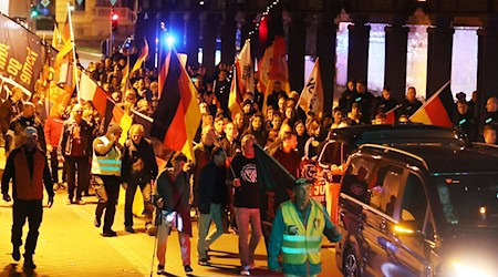 Jeden Montag gehen in Gera Menschen auf die Straße. (Archivbild) / Foto: Bodo Schackow/dpa