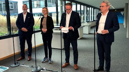 Thüringens Brombeer-Koalitionäre (von links nach rechts: Steffen Schütz, Katja Wolf, Mario Voigt und Georg Maier) präsentieren ihren Koalitionsvertrag. (Archivbild)  / Foto: David Hutzler/dpa