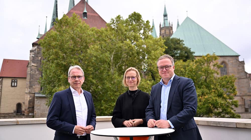 Sie wollen in Thüringen regieren und haben einen Koalitionsvertrag gebaut: Georg Maier (SPD), Katja Wolf (BSW) und Mario Voigt (CDU). (Archivbild) / Foto: Martin Schutt/dpa