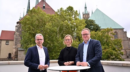 Sie wollen in Thüringen regieren und haben einen Koalitionsvertrag gebaut: Georg Maier (SPD), Katja Wolf (BSW) und Mario Voigt (CDU). (Archivbild) / Foto: Martin Schutt/dpa