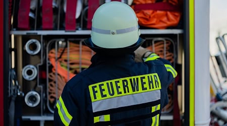 Feuerwehrleute löschen das Feuer. (Symbolbild) / Foto: Rolf Vennenbernd/dpa