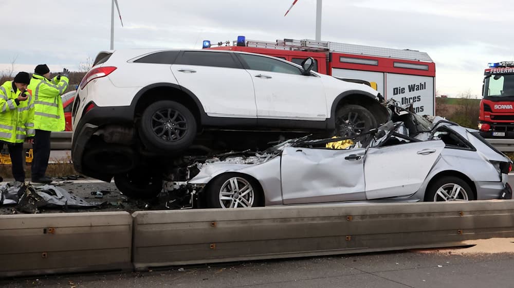 Ein Mann kam bei einem schweren Verkehrsunfall auf der A4 ums Leben.  / Foto: Bodo Schackow/dpa