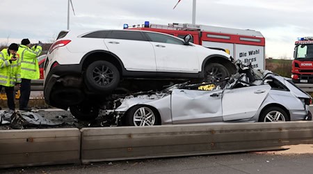 Ein Mann kam bei einem schweren Verkehrsunfall auf der A4 ums Leben.  / Foto: Bodo Schackow/dpa