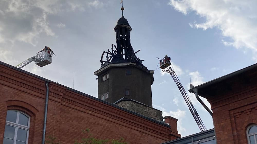 Im April brannte der historische Neutorturm in Arnstadt. Nun stehen in diesem Zusammenhang zwei Männer vor Gericht. (Archivbild) / Foto: Christopher Kissmann/dpa