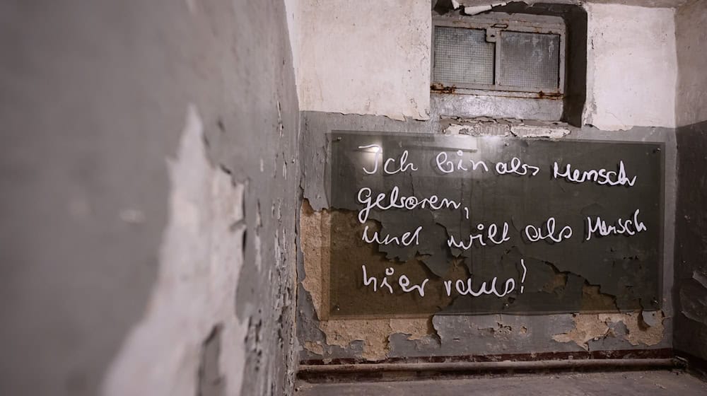 «Ich bin als Mensch geboren und will als Mensch hier raus» lautet das Motto einer Ausstellung in der Gedenkstätte Jugendwerkhof Torgau  / Foto: Hendrik Schmidt/dpa