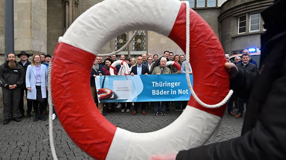 Den 40 Thüringer Hallenbädern steht eigenen Angaben nach finanziell das Wasser bis zum Hals. / Foto: Martin Schutt/dpa