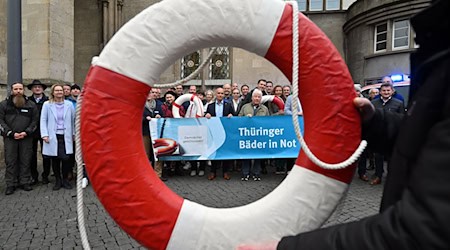 Den 40 Thüringer Hallenbädern steht eigenen Angaben nach finanziell das Wasser bis zum Hals. / Foto: Martin Schutt/dpa