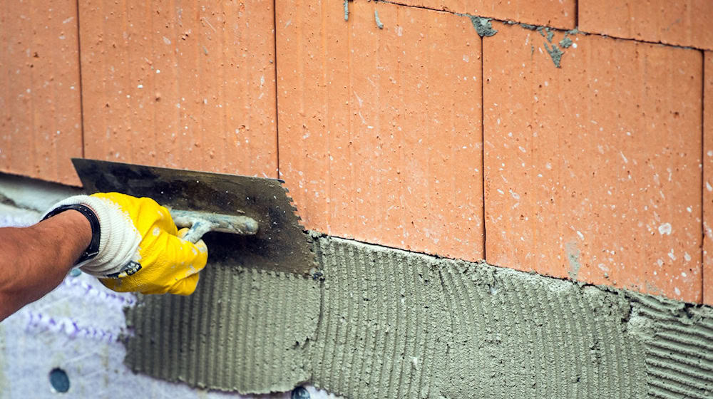 Das Handwerk ist wegen gestoppter oder verschobener Bauprojekte besorgt. (Archivbild) / Foto: Lino Mirgeler/dpa