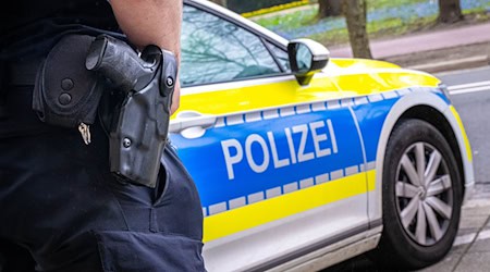 Die Polizei rückt wegen eines Mannes aus, der Jugendliche mit einer Schreckschusswaffe bedroht. (Symbolbild) / Foto: Sina Schuldt/dpa