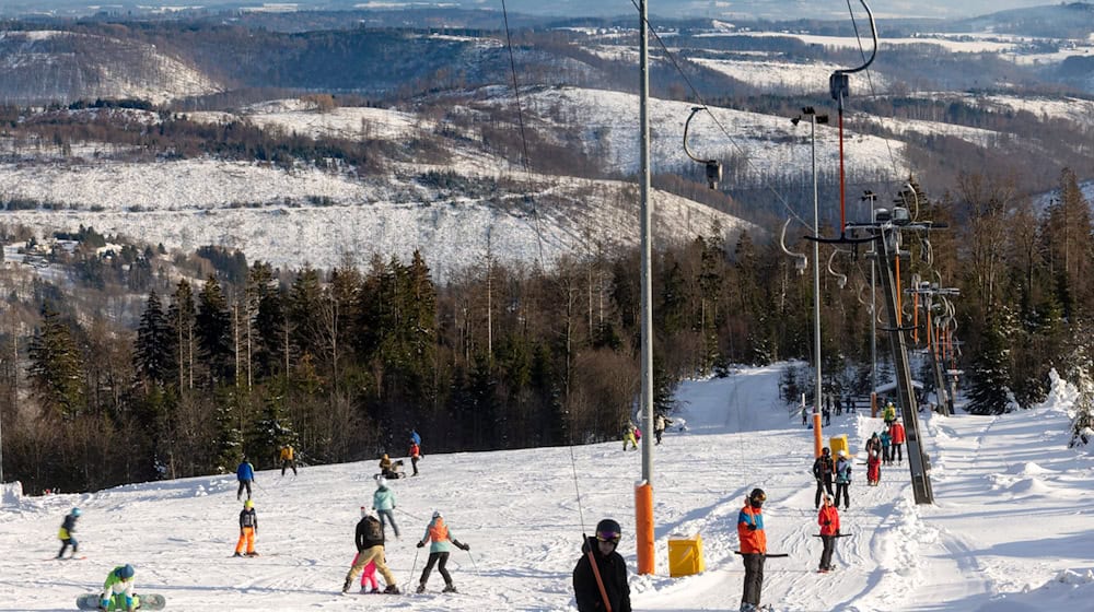 Die Wintersaison im größten Thüringer Skigebiet ist nach der Insolvenz des bisherigen Betreibers nun gesichert. (Archivbild) / Foto: Michael Reichel/dpa