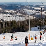 Die Wintersaison im größten Thüringer Skigebiet ist nach der Insolvenz des bisherigen Betreibers nun gesichert. (Archivbild) / Foto: Michael Reichel/dpa