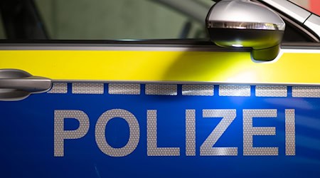 Die Polizei ermittelt wegen einer Vielzahl von rechtsextremen Aufklebern in der südthüringischen Stadt Hildburghausen. / Foto: Robert Michael/dpa