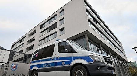 Weil sie einen Anschlag auf das schwedische Parlament in Stockhalm geplant und vorbereitet haben sollen, beginnt am Oberlandesgericht in Jena ein Staatsschutzprozess gegen zwei mutmaßliche Islamisten, die im Raum Gera festgenommen wurden. / Foto: Martin Schutt/dpa