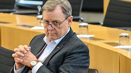 Thüringens scheidender Ministerpräsident Bodo Ramelow hat die Abgeordneten des neugewählten Landtags aufgefordert, Land, Bürgern, Kommunen und Wirtschaft eine finanzielle Hängepartie zu ersparen. / Foto: Martin Schutt/dpa