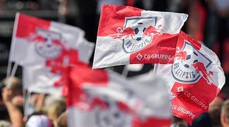 Fahnen mit dem Logo von RB Leipzig werden geschwenkt. / Foto: Hendrik Schmidt/dpa-Zentralbild/dpa