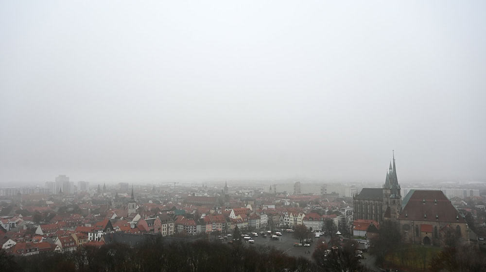 Mit grauem Himmel, doch niederschlagsfrei startet das Wochenende in Thüringen. Später beginnt es zu regnen. In den Mittelgebirgen fällt Schnee. (Symbolbild)  / Foto: Martin Schutt/dpa-Zentralbild/dpa