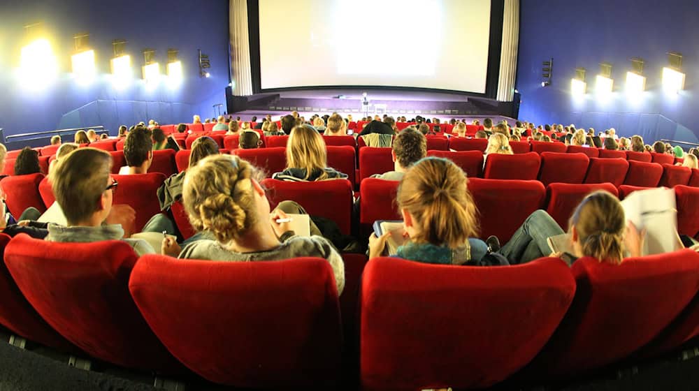 Für die Schulkinowochen kommen in diesem Jahr wieder tausende Kinder und Jugendliche in die Kinos und andere Spielstätten - in manchen Fällen kommt das Kino aber zu den Schulen. (Archivbild) / Foto: Roland Weihrauch/dpa