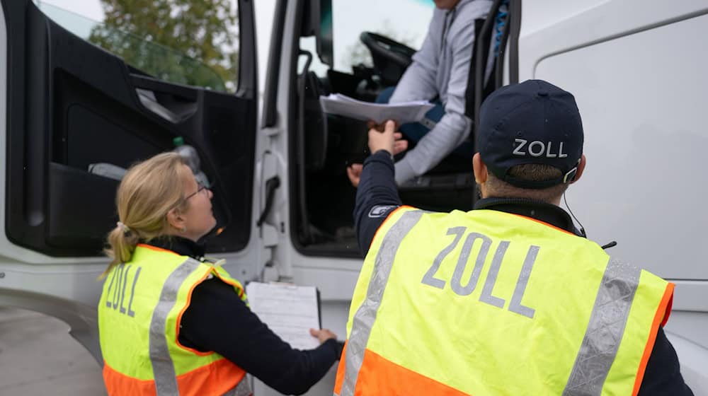 Der Zoll hat in Sachsen und Thüringen Speditionen, Transportunternehmen und Zusteller und anderem auf Schwarzarbeit und illegale Beschäftigung kontrolliert. (Symbolbild) / Foto: Hendrik Schmidt/dpa