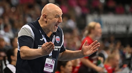 Trainer Herbert Müller konnte mit dem Auftritt des Handball-Bundesligisten Thüringer HC nicht zufrieden sein. Im Pokal-Viertelfinale gegen die HB Ludwigsburg blieb sein Team völlig chancenlos. / Foto: Marijan Murat/dpa