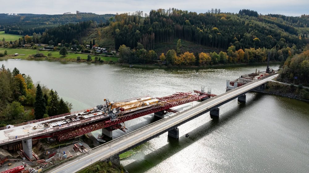 Die Räumung der Trümmerteile soll etwa zwei Wochen dauern. (Archivbild). / Foto: Michael Reichel/dpa