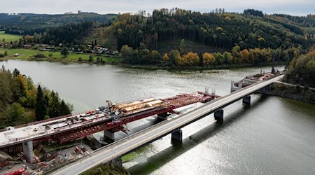 Die Räumung der Trümmerteile soll etwa zwei Wochen dauern. (Archivbild). / Foto: Michael Reichel/dpa