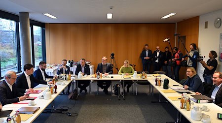 Spitzenvertreter von CDU, BSW und SPD verhandeln über die mögliche Bildung einer sogenannten Brombeer-Koalition.  / Foto: Martin Schutt/dpa