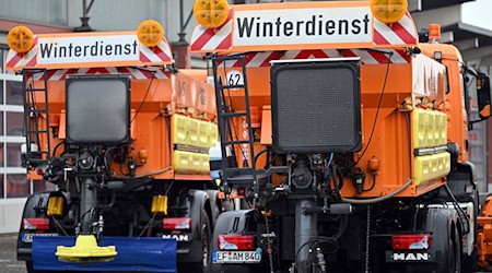 62 Fahrzeuge stehen zum Räumen und Streuen der Thüringer Autobahnen bereit. / Foto: Martin Schutt/dpa