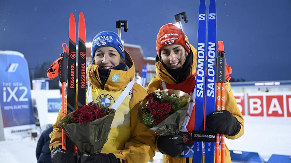 Vanessa Voigt (r) legte in der Vorbereitung auf die neue Biathlon-Saison eine mentale Pause ein. / Foto: Pontus Lundahl/TT News Agency/AP/dpa