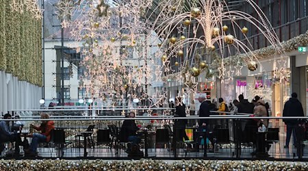 In Thüringen geht es wieder los mit dem vorweihnachtlichen Sonntagseinkauf (Symbolfoto). / Foto: Bodo Schackow/dpa