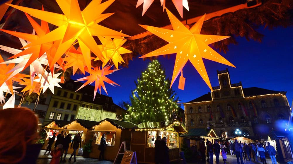 Die Suche nach Anbietern von Kunsthandwerk und anderen Besonderheiten hält Veranstalter von Weihnachtsmärkten in Thüringen auf Trab. (Archivbild) / Foto: Martin Schutt/dpa-Zentralbild/dpa