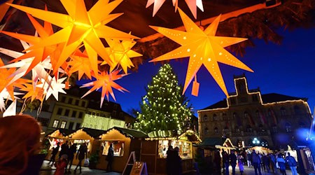 Die Suche nach Anbietern von Kunsthandwerk und anderen Besonderheiten hält Veranstalter von Weihnachtsmärkten in Thüringen auf Trab. (Archivbild) / Foto: Martin Schutt/dpa-Zentralbild/dpa