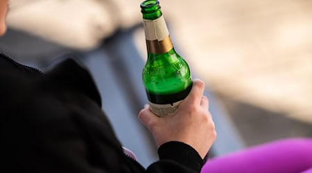 Verglichen mit der Statistik von 2022 haben sich im vergangenen Jahr weniger Kinder und Jugendliche aus Thüringen derart betrunken, dass sie mit einer Alkoholvergiftung in einem Krankenhaus landeten. (Symbolbild)  / Foto: Silas Stein/dpa