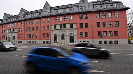 Im Sommer 2024 stirbt ein Mann im Erfurter Norden durch Schüsse. Am Landgericht Erfurt beginnt deshalb nun ein Prozess gegen den Mann, der ihn getötet haben soll. (Symbolbild)  / Foto: Martin Schutt/dpa-Zentralbild/dpa