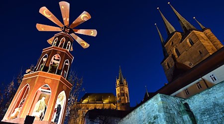 Kein Bühnenprogramm, mehr Polizei und mehr Sanitäter: Thüringens größter Weihnachtsmarkt geht unter dem Eindruck des Anschlags in Magdeburg zu Ende. (Archivbild)   / Foto: Martin Schutt/dpa-Zentralbild/dpa