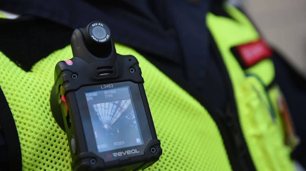 Immer mehr Zugbegleiter sollen in den kommenden Jahren mit Bodycams ausgestattet werden. (Archivbild) / Foto: Henning Kaiser/dpa