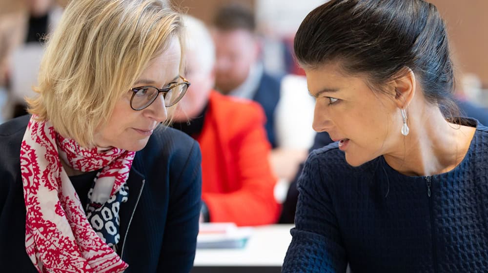 Nach einem innerparteilichen Streit hat Thüringens BSW-Chefin Katja Wolf den Segen von Sahra Wagenknecht für die Bildung einer Brombeer-Koalition im Freistaat.   / Foto: Michael Reichel/dpa