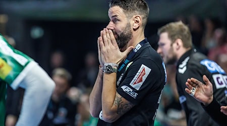 Trainer Bennet Wiegert vom SC Magdeburg tüftelt an der Vorbereitung gegen den ThSV Eisenach. / Foto: Andreas Gora/dpa