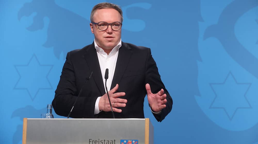 Thüringens neuer Ministerpräsident Mario Voigt bei seiner ersten offiziellen Regierungs-Pressekonferenz.  / Foto: Bodo Schackow/dpa