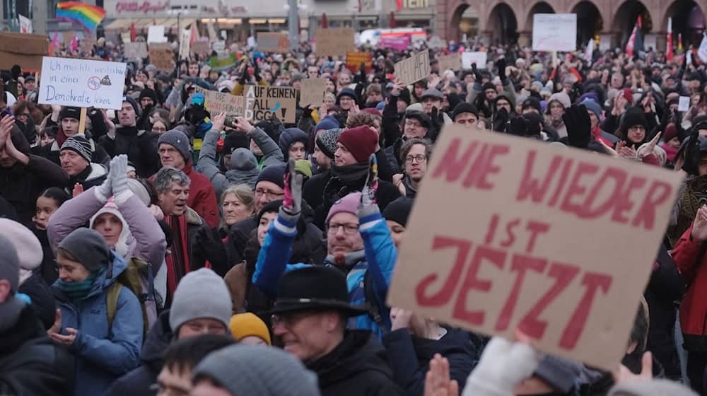 Nicht nur Leipzig gingen zu Jahresbeginn immer wieder Menschen gegen Rechtsextremismus auf die Straße. (Archivbild) / Foto: Sebastian Willnow/dpa