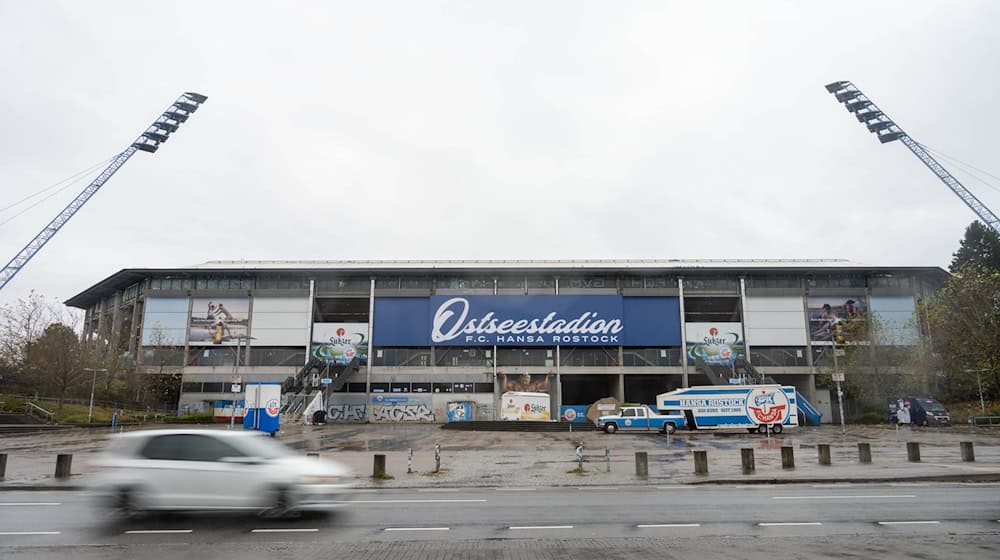 Das Rostocker Ostseestadion mit seinen markanten Flutlichmasten. / Foto: Stefan Sauer/dpa