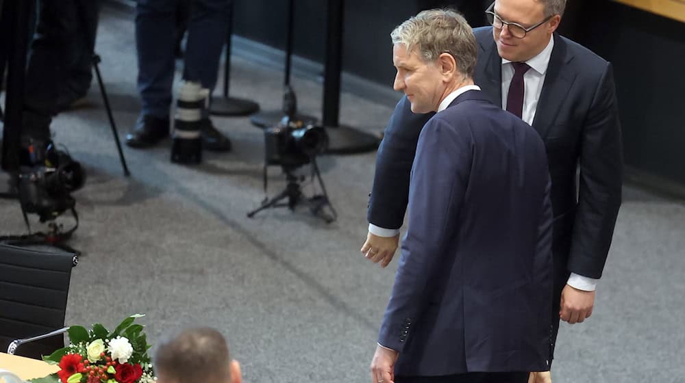 CDU-Politiker Mario Voigt (r) wird nach seiner Wahl zum neuen Ministerpräsidenten von Thüringen von Björn Höcke (AfD), Fraktionschef, beglückwünscht.  / Foto: Bodo Schackow/dpa