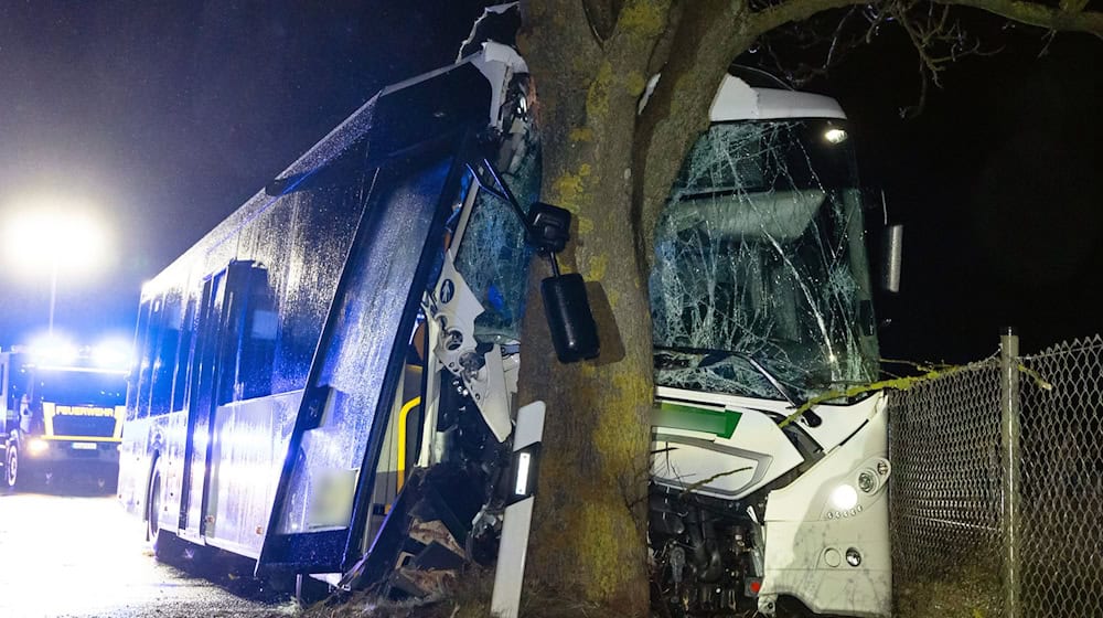 Zwei Menschen wurden beim Unfall eines Linienbusses nahe Ilmenau verletzt. / Foto: Steffen Ittig/News5/dpa