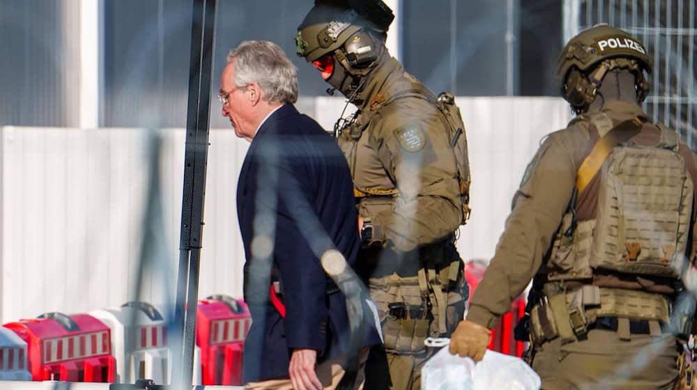 Heinrich XIII. Prinz Reuß, Angeklagter, wird von Spezialkräften der Polizei in das Gerichtsgebäude der Außenstelle Sossenheim vom Oberlandesgericht Frankfurt gebracht. (Archivbild) / Foto: Andreas Arnold/dpa